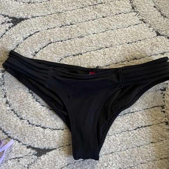 Cheeky Victoria’s secret bottom swim - Picture 4 of 4